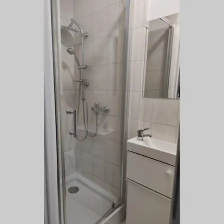 Przytulny W Zacisznej Okolicy Z Lazienka Wspolna Dla Dwoch Pokoi Appartement